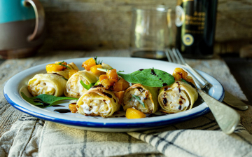 Cannelloni ripieni di ricotta, spinaci e funghi con dadolata di zucca