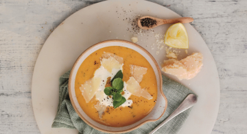 Zuppa di pane e aglio con Parmigiano Reggiano e crescione 