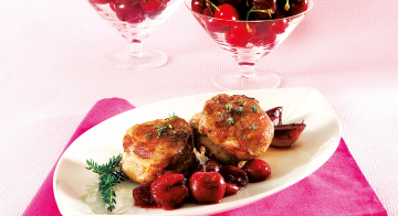 Filetto di maiale con ciliegie  caramellate e salsa al vino